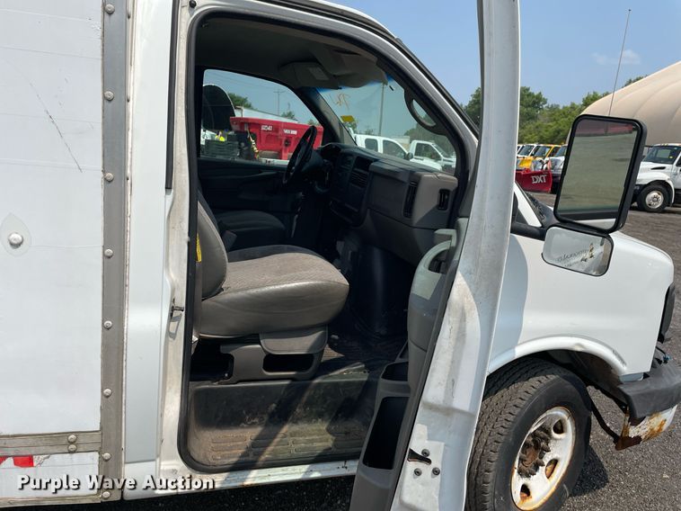 image for item DS8791 2004 GMC Savana 3500  box truck