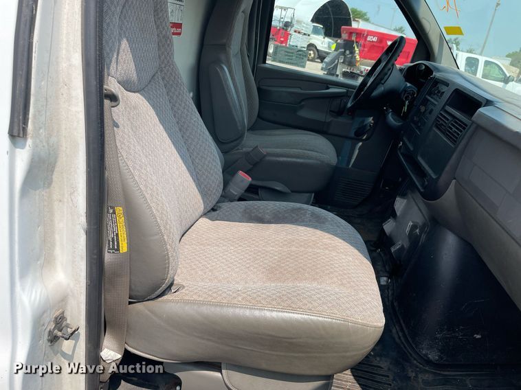 image for item DS8791 2004 GMC Savana 3500  box truck