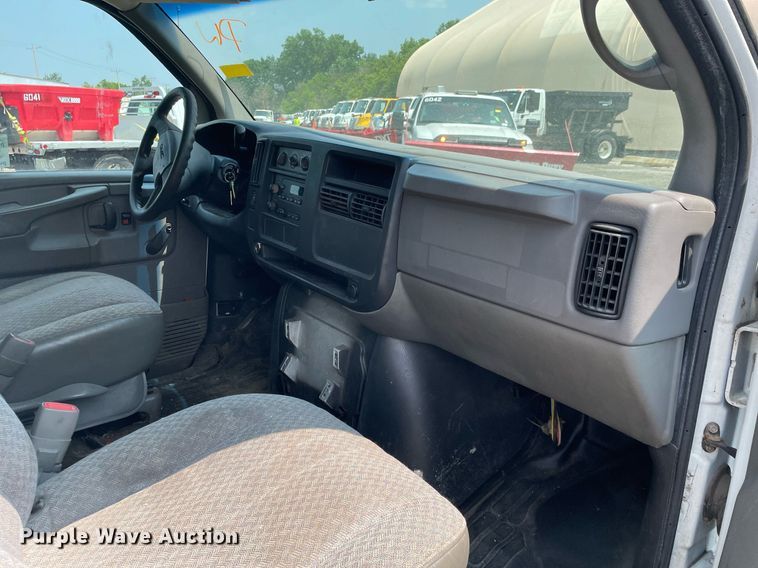 image for item DS8791 2004 GMC Savana 3500  box truck