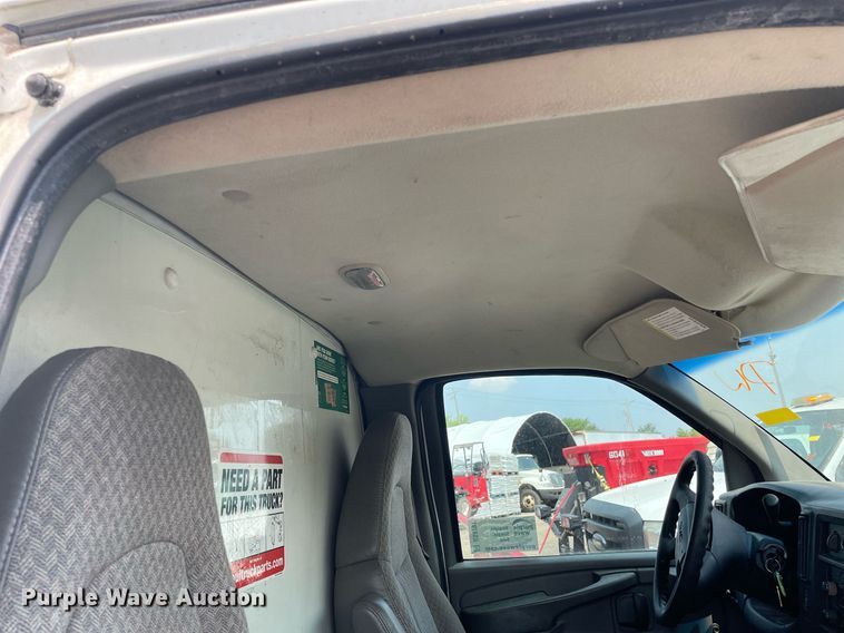 image for item DS8791 2004 GMC Savana 3500  box truck