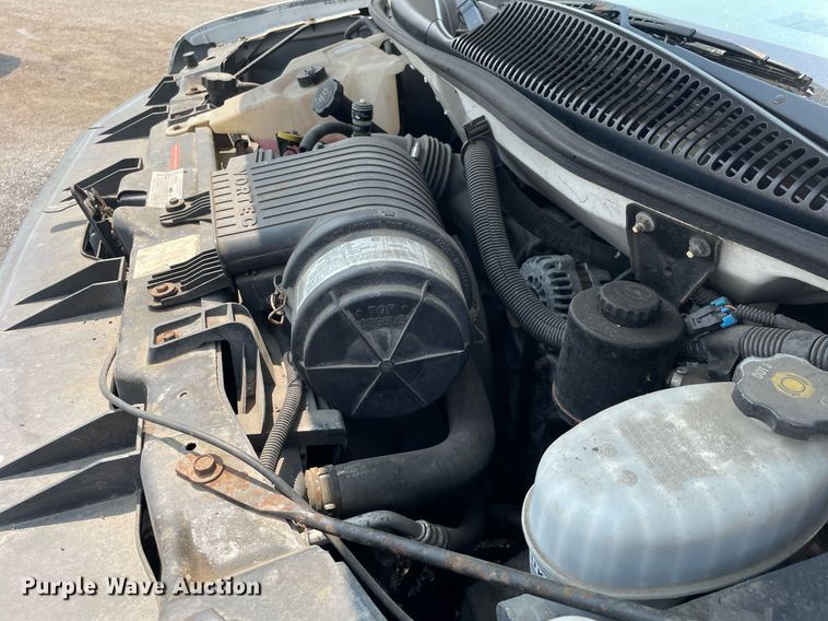 image for item DS8791 2004 GMC Savana 3500  box truck