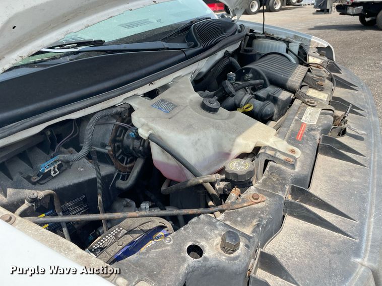 image for item DS8791 2004 GMC Savana 3500  box truck