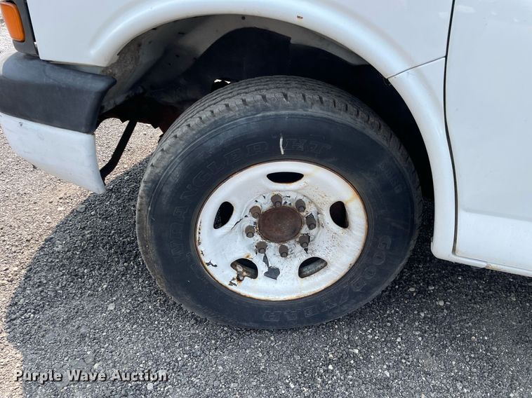 image for item DS8791 2004 GMC Savana 3500  box truck