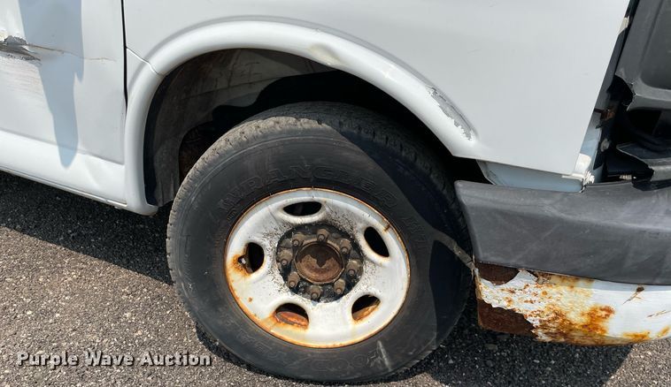 image for item DS8791 2004 GMC Savana 3500  box truck