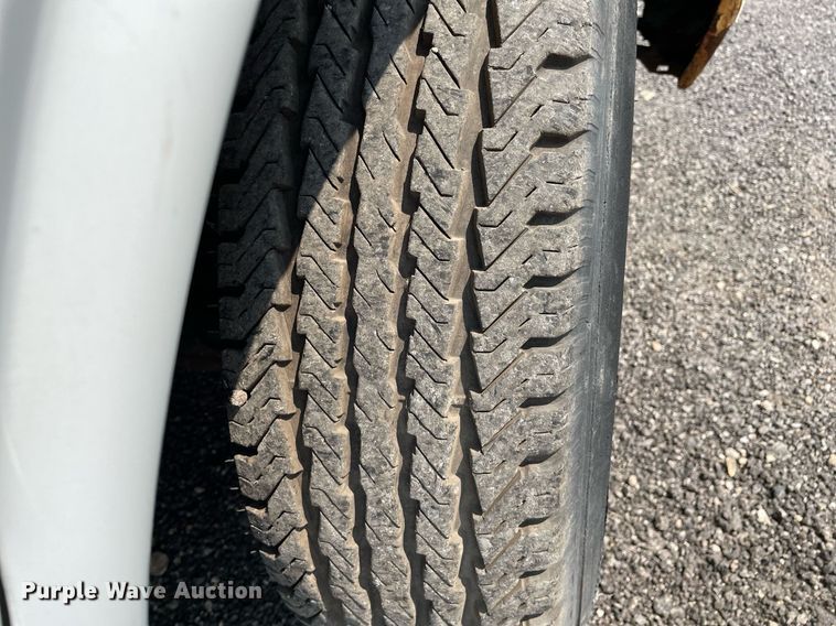 image for item DS8791 2004 GMC Savana 3500  box truck