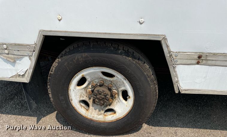 image for item DS8791 2004 GMC Savana 3500  box truck