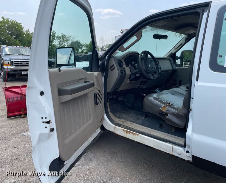 image for item DS8795 2010 Ford F250 Super Duty XL  SuperCab flatbed pickup truck