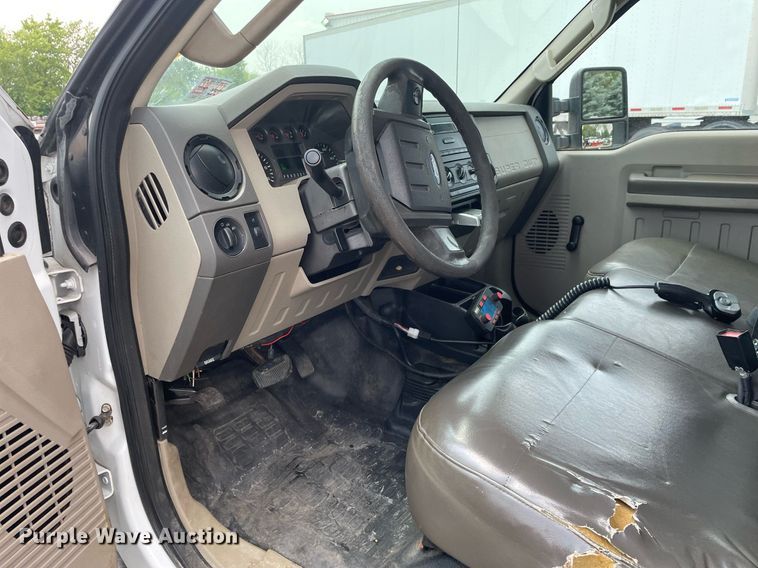 image for item DS8795 2010 Ford F250 Super Duty XL  SuperCab flatbed pickup truck