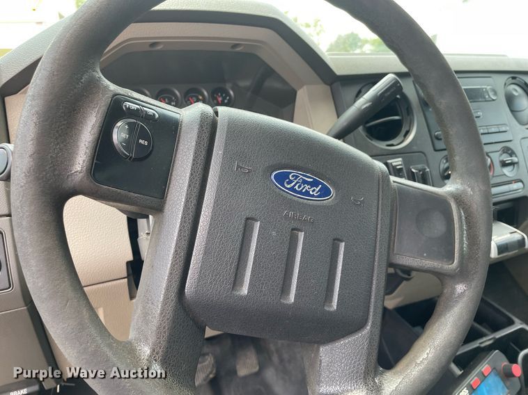 image for item DS8795 2010 Ford F250 Super Duty XL  SuperCab flatbed pickup truck