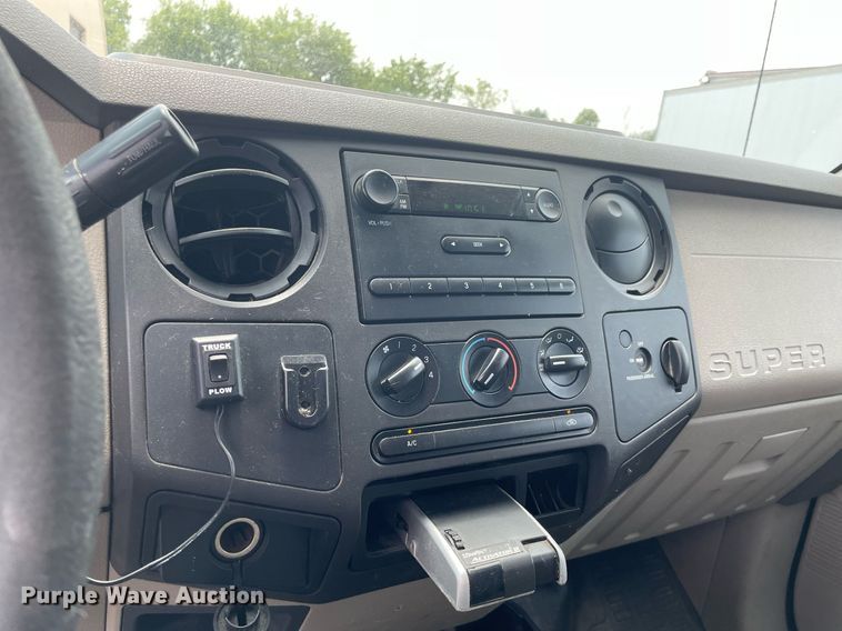 image for item DS8795 2010 Ford F250 Super Duty XL  SuperCab flatbed pickup truck