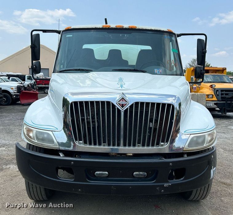 image for item DS8796 2002 International 4300  de-icer truck