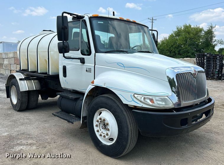 image for item DS8796 2002 International 4300  de-icer truck