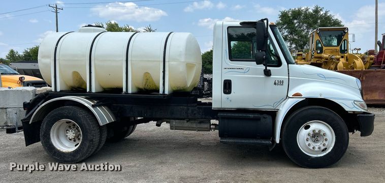 image for item DS8796 2002 International 4300  de-icer truck