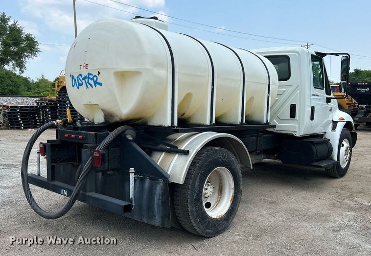 image for item DS8796 2002 International 4300  de-icer truck