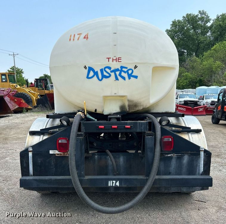 image for item DS8796 2002 International 4300  de-icer truck