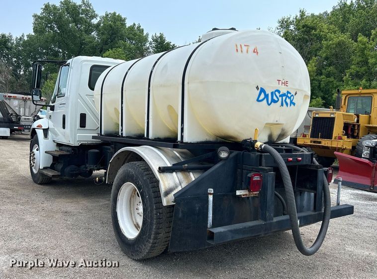 image for item DS8796 2002 International 4300  de-icer truck