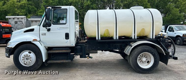 image for item DS8796 2002 International 4300  de-icer truck