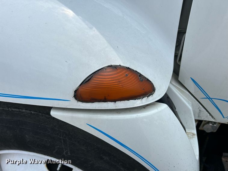 image for item DS8796 2002 International 4300  de-icer truck