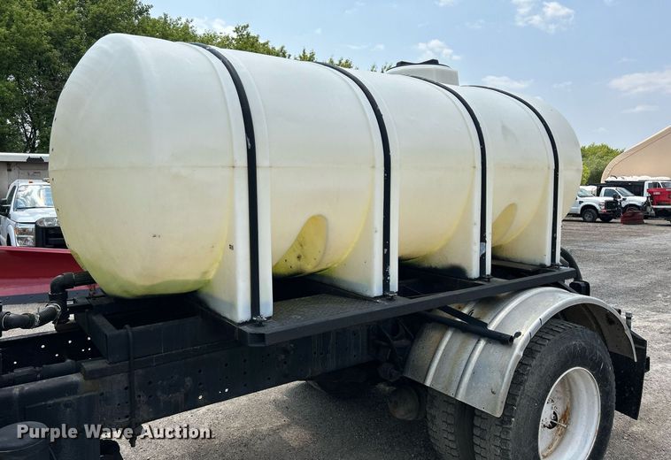 image for item DS8796 2002 International 4300  de-icer truck