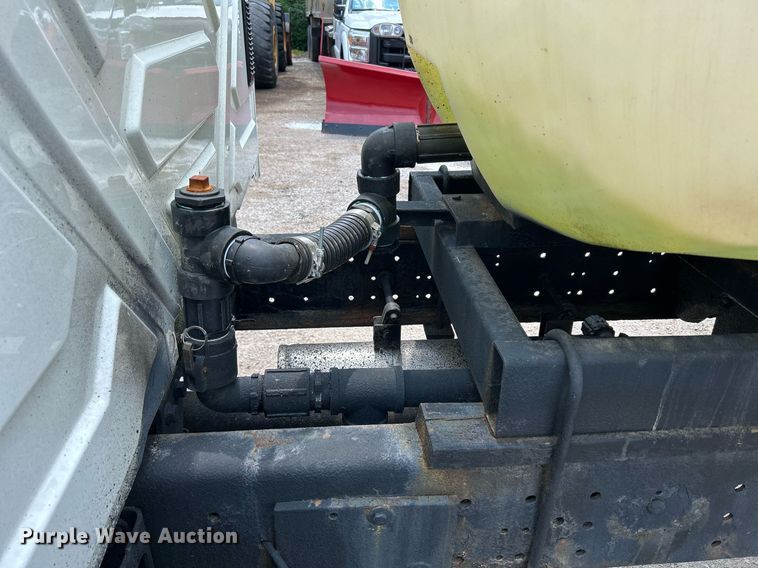 image for item DS8796 2002 International 4300  de-icer truck