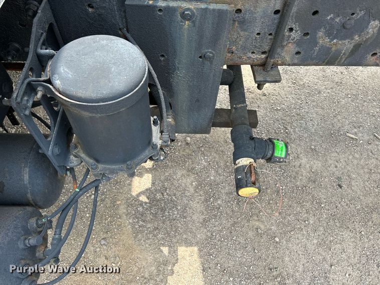 image for item DS8796 2002 International 4300  de-icer truck