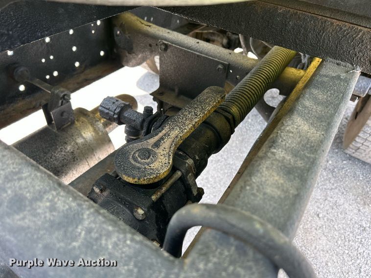 image for item DS8796 2002 International 4300  de-icer truck