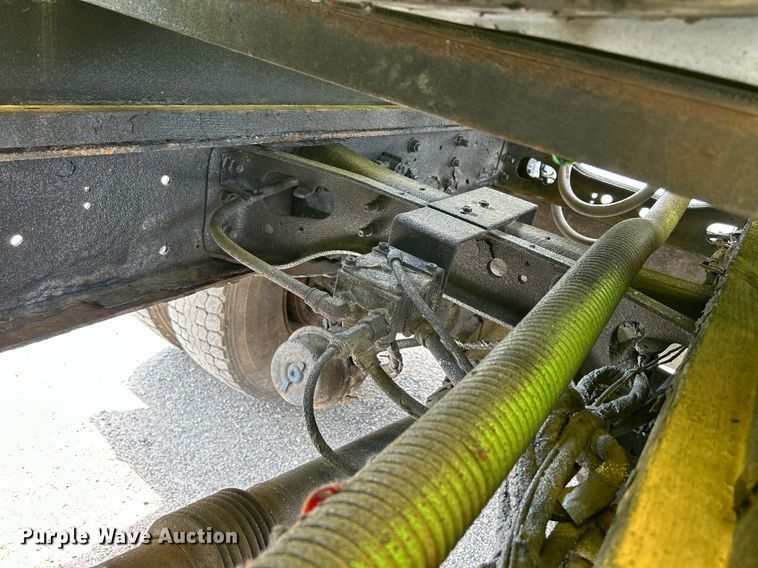 image for item DS8796 2002 International 4300  de-icer truck