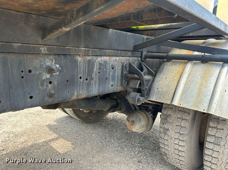 image for item DS8796 2002 International 4300  de-icer truck