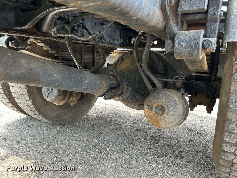 image for item DS8796 2002 International 4300  de-icer truck