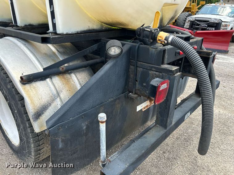 image for item DS8796 2002 International 4300  de-icer truck
