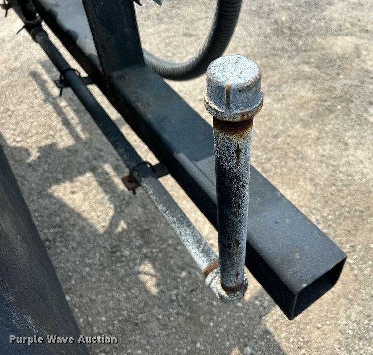 image for item DS8796 2002 International 4300  de-icer truck