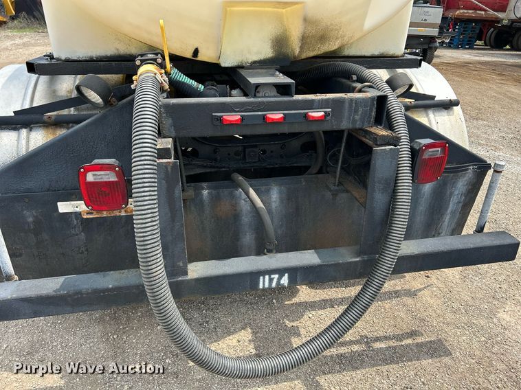 image for item DS8796 2002 International 4300  de-icer truck
