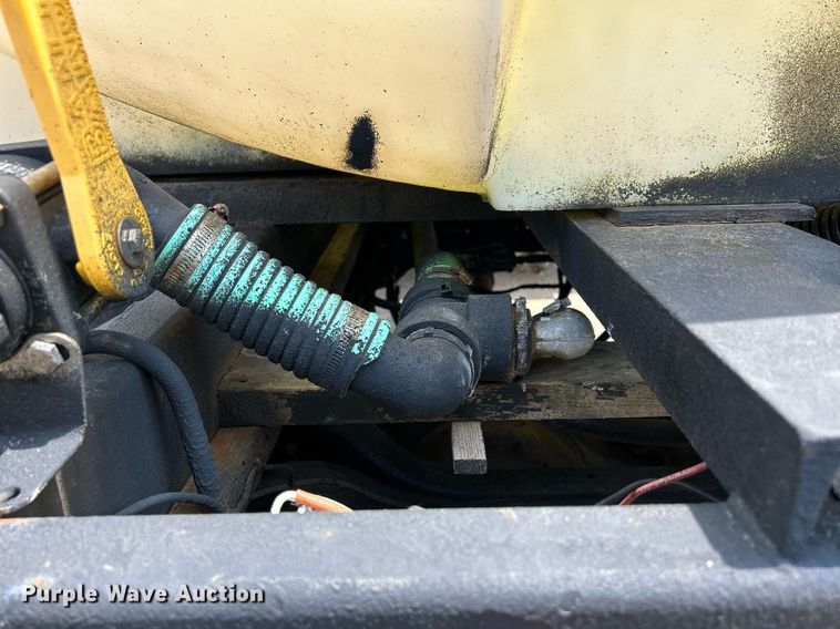 image for item DS8796 2002 International 4300  de-icer truck