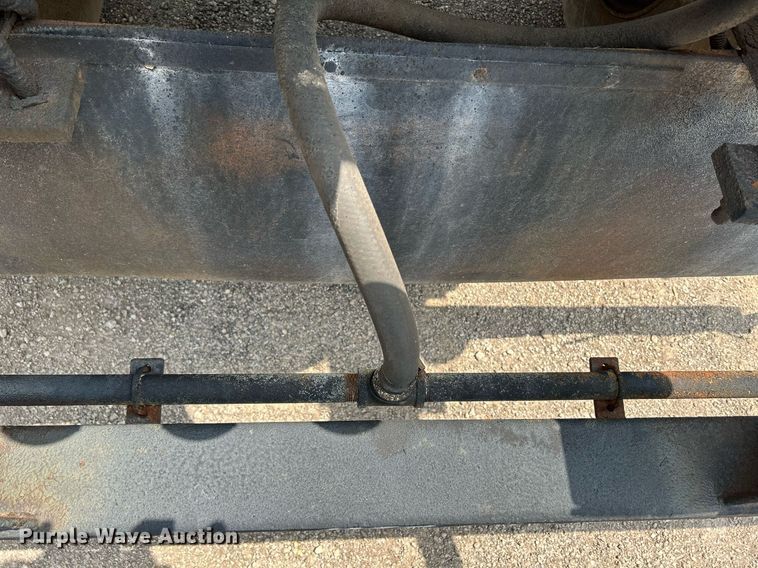 image for item DS8796 2002 International 4300  de-icer truck