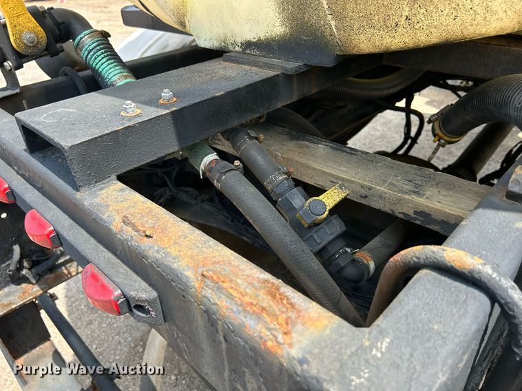 image for item DS8796 2002 International 4300  de-icer truck