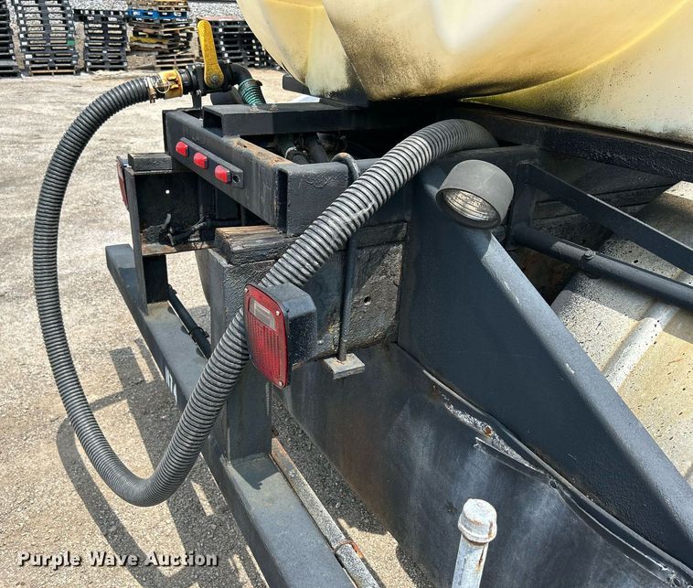 image for item DS8796 2002 International 4300  de-icer truck