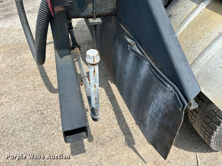 image for item DS8796 2002 International 4300  de-icer truck