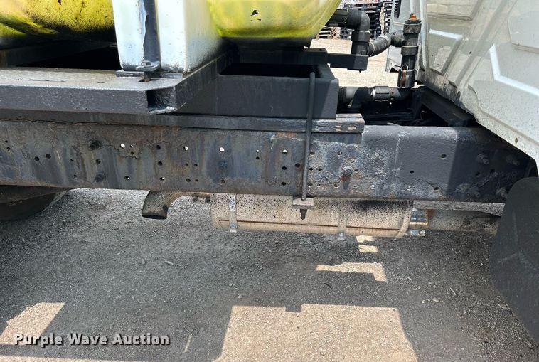 image for item DS8796 2002 International 4300  de-icer truck