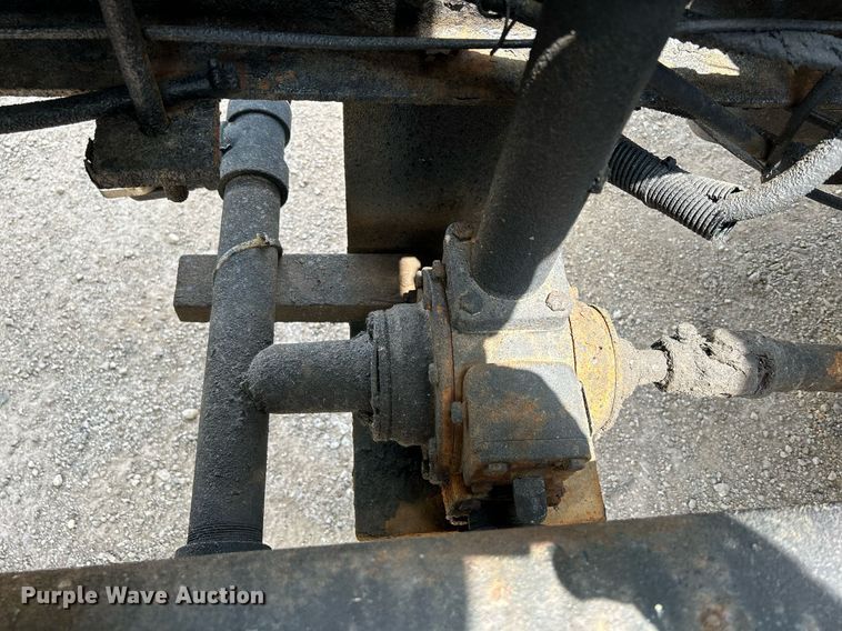 image for item DS8796 2002 International 4300  de-icer truck