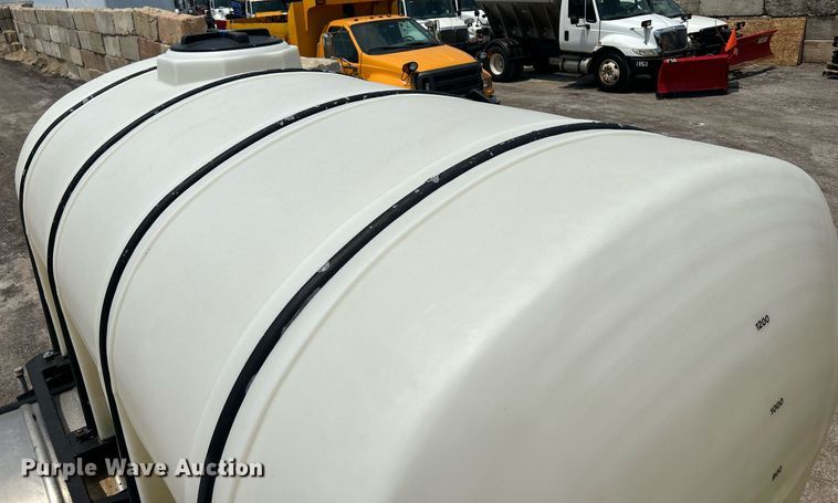 image for item DS8796 2002 International 4300  de-icer truck