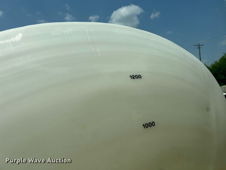 image for item DS8796 2002 International 4300  de-icer truck