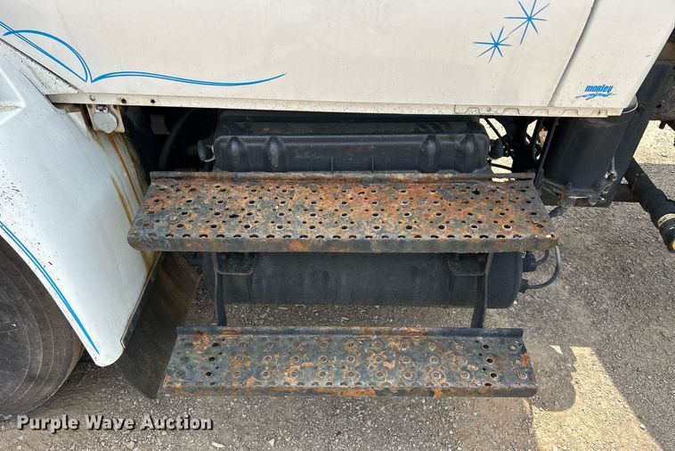 image for item DS8796 2002 International 4300  de-icer truck