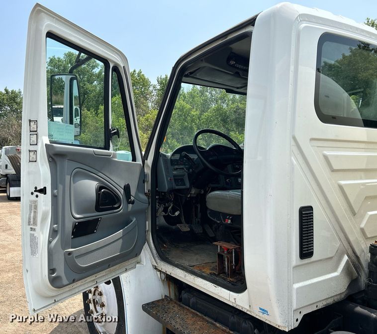 image for item DS8796 2002 International 4300  de-icer truck