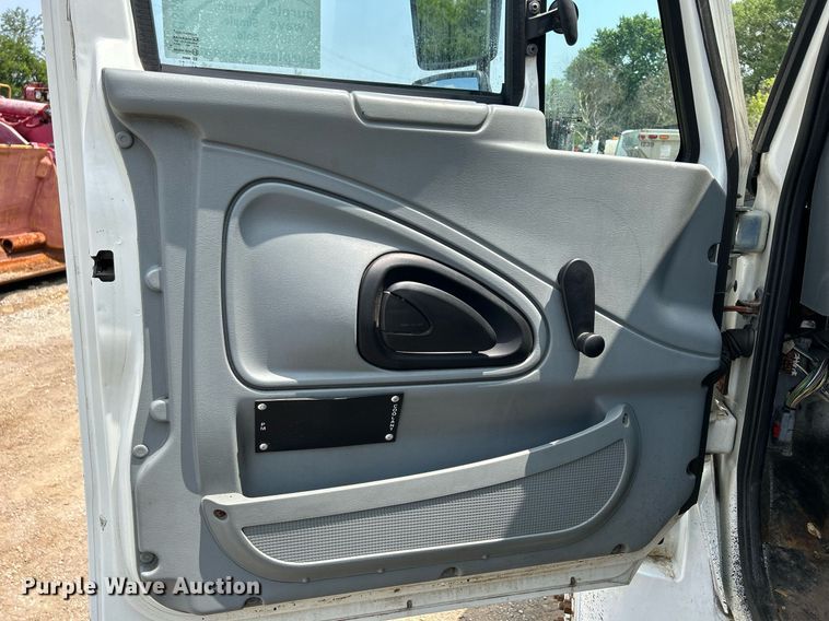 image for item DS8796 2002 International 4300  de-icer truck