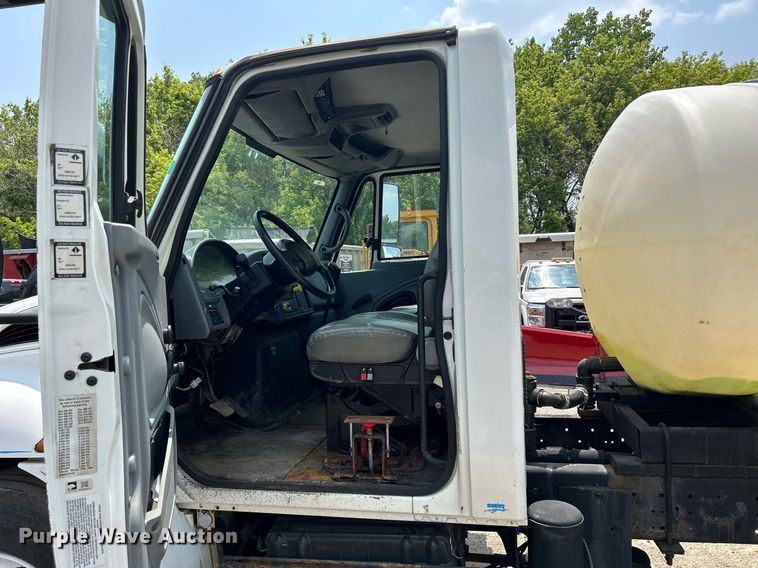 image for item DS8796 2002 International 4300  de-icer truck