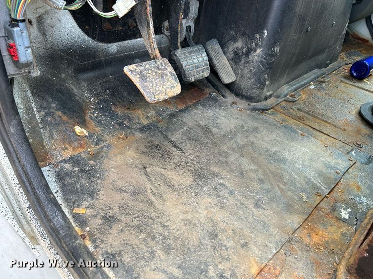 image for item DS8796 2002 International 4300  de-icer truck