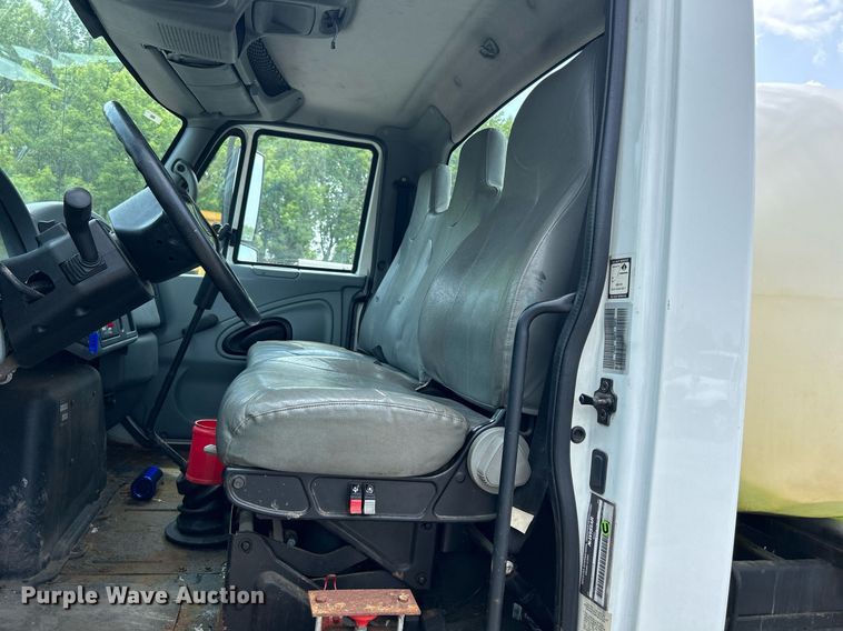 image for item DS8796 2002 International 4300  de-icer truck