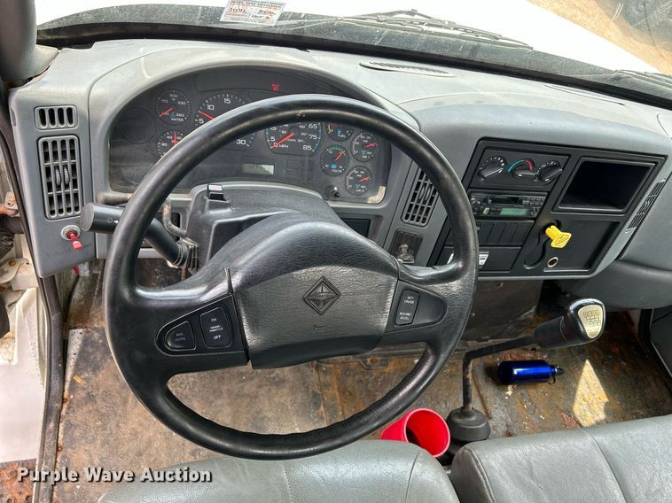 image for item DS8796 2002 International 4300  de-icer truck