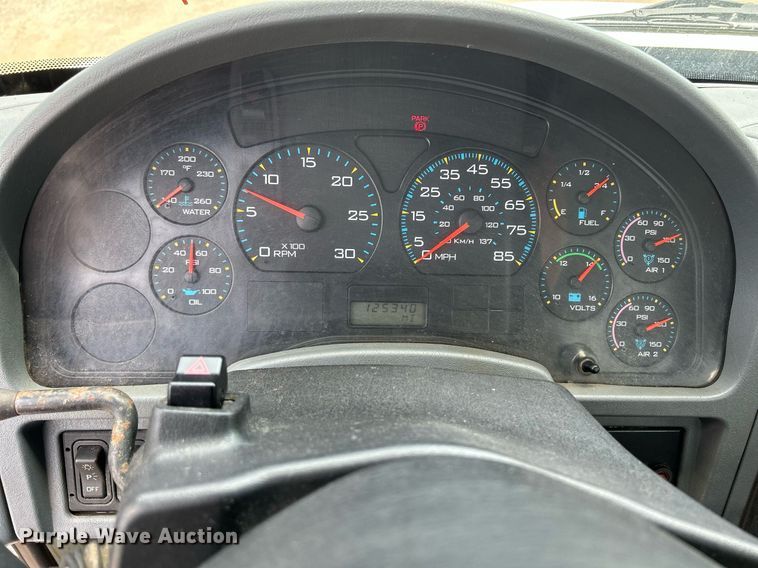 image for item DS8796 2002 International 4300  de-icer truck