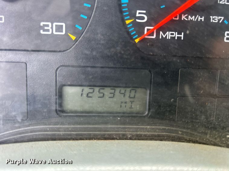 image for item DS8796 2002 International 4300  de-icer truck